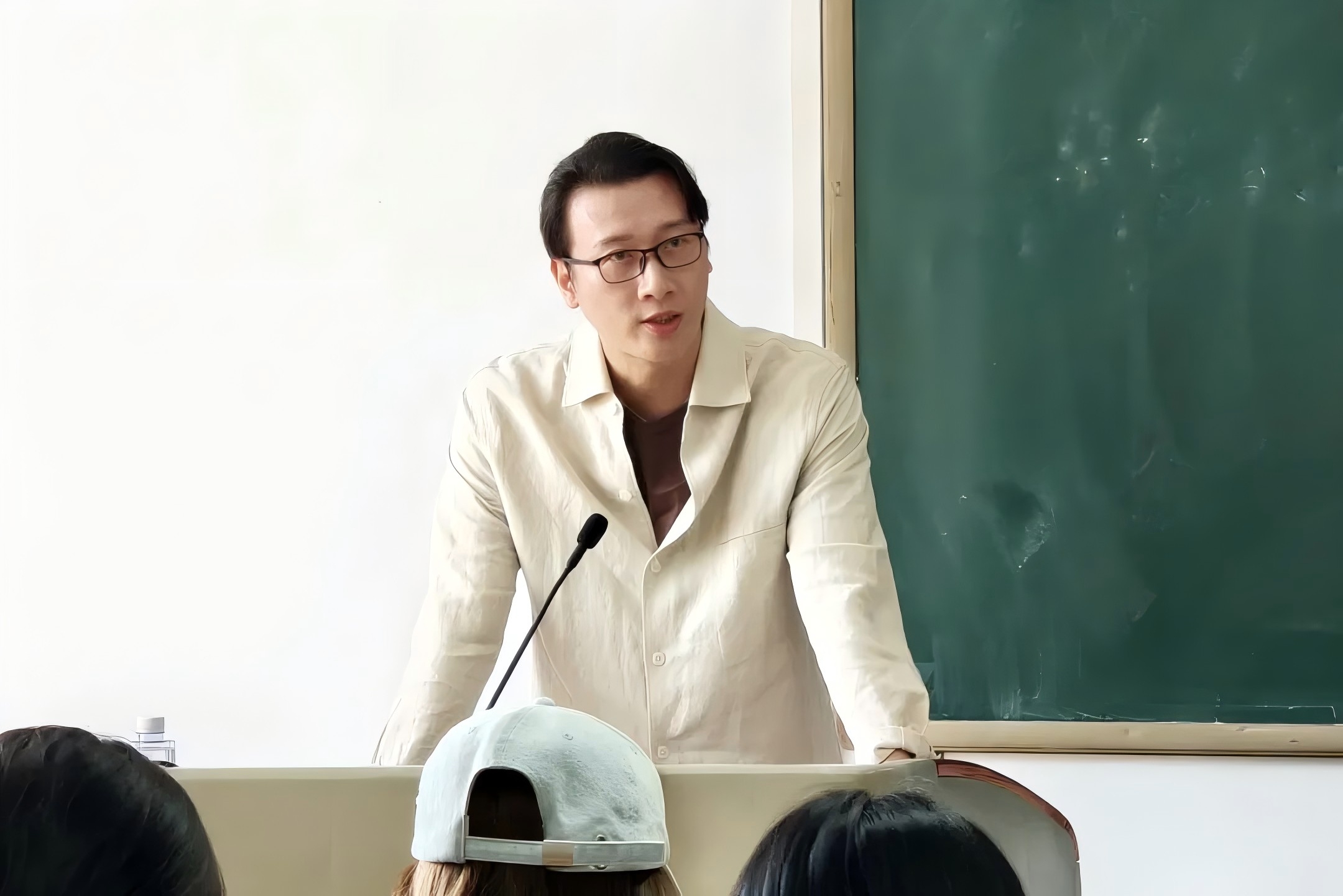 我校院长助理朱晗为大学生讲授思政课